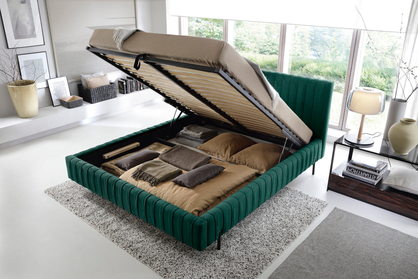 Mechanizm uniesienia stelaża w łóżku Plissa 140×200 Nube 35 zielonym odsłania pojemny schowek na pościel, widok z boku.