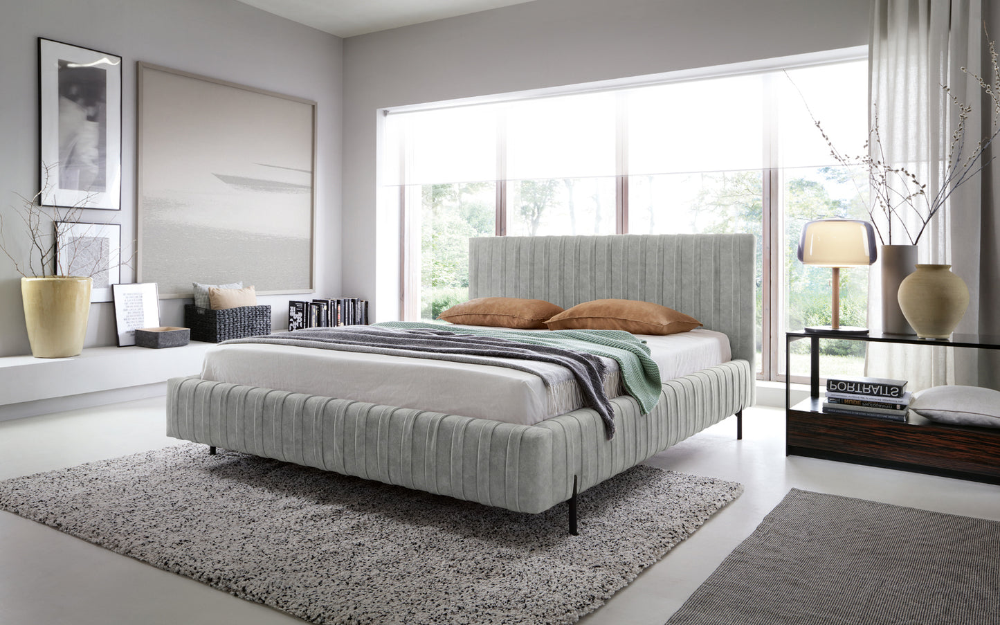 Łóżko Plissa Relax 03 szary 180×200 w stylowej sypialni przy dużym oknie, z beżową pościelą, miętowym pledem i lampką na czarnym stoliku.