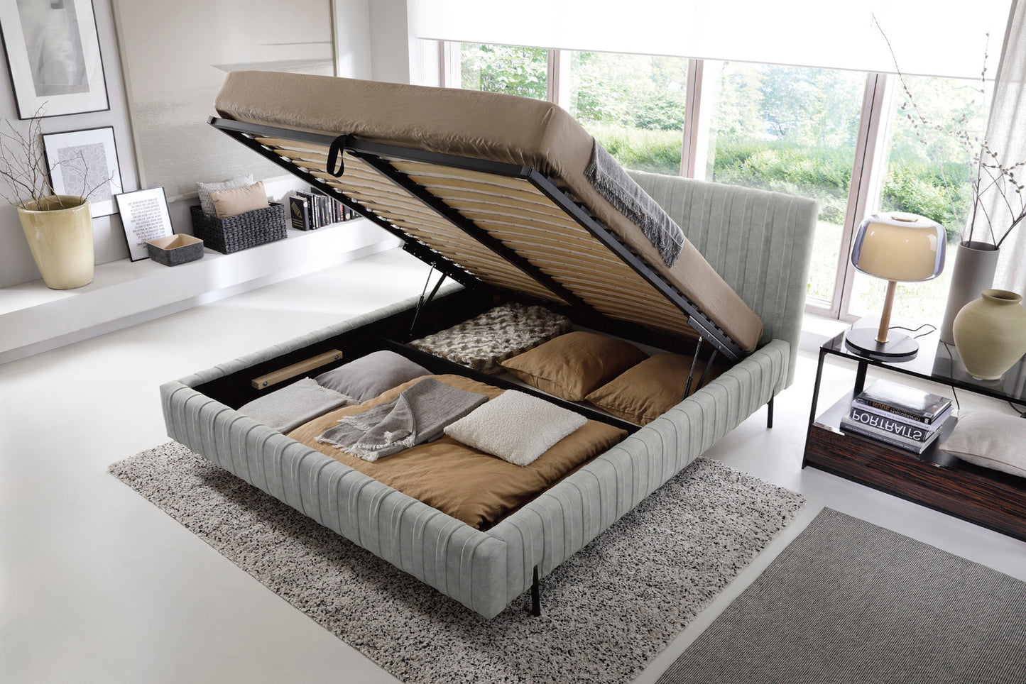 Łóżko Plissa Relax 03 szary 180×200 z podniesionym stelażem, odsłaniającym pojemny schowek na pościel, uwydatniającym funkcjonalność i eleganckie nóżki.