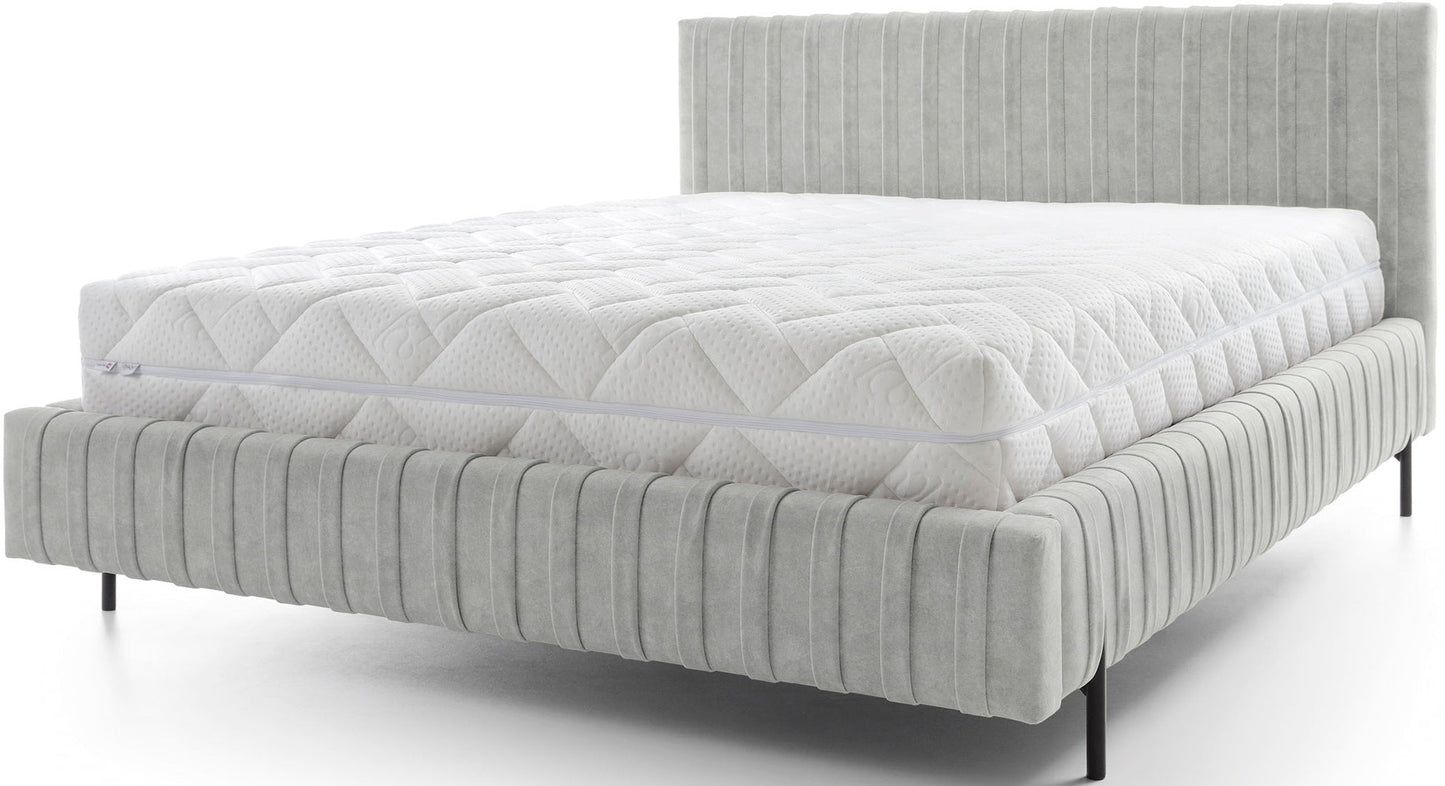 Łóżko Plissa Relax 03 szary 160×200 widziane z przodu na białym tle, z profilowaną ramą i kontrastującym białym materacem.