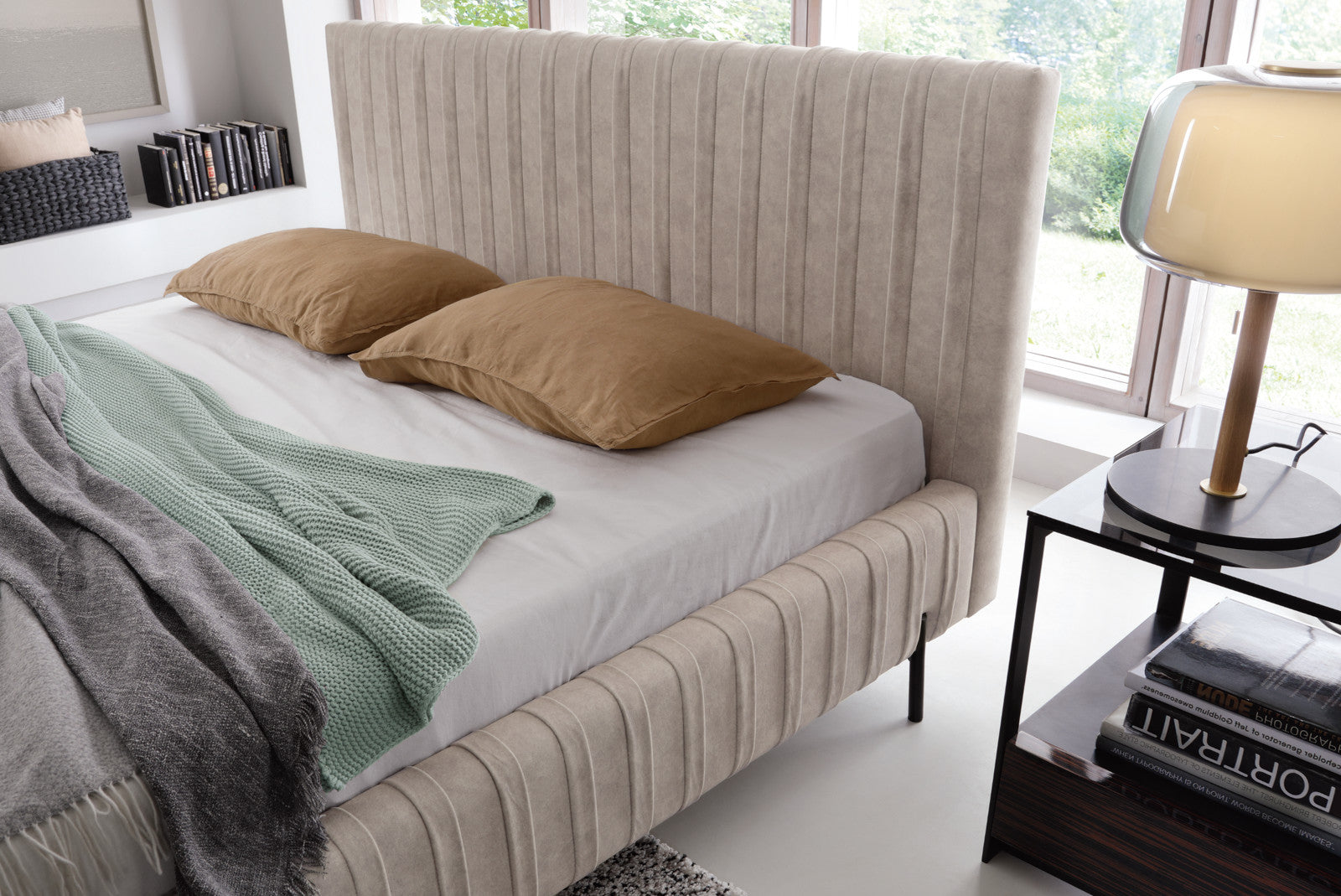 Zbliżenie na wezgłowie i część materaca łóżka Plissa 140×200 w beżowej tkaninie Relax 18 z ozdobnymi pionowymi przeszyciami.