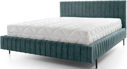 Frontowy widok łóżka Plissa 160×200 w zielonej tkaninie Relax 38 na białym tle, z pikowanym wezgłowiem i smukłymi czarnymi nogami.