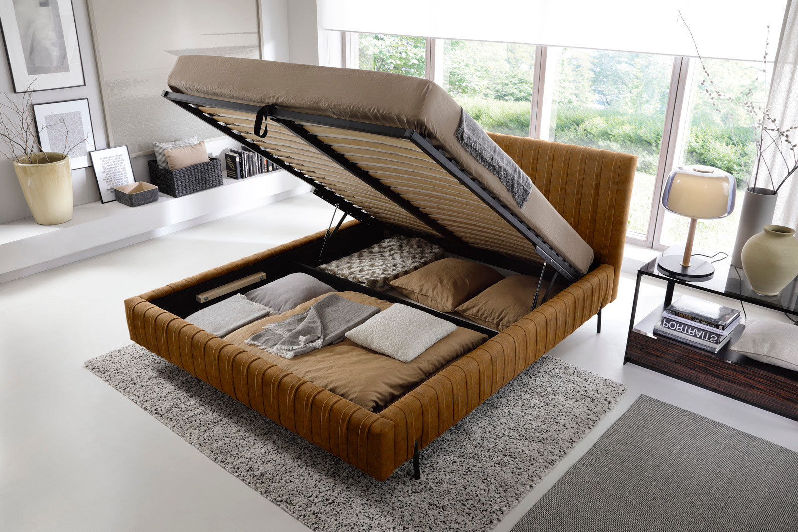 Łóżko Plissa 140×200 w żółtej tkaninie Relax 45 z uniesionym stelażem odsłaniającym pojemny schowek na pościel, widok ukośny.