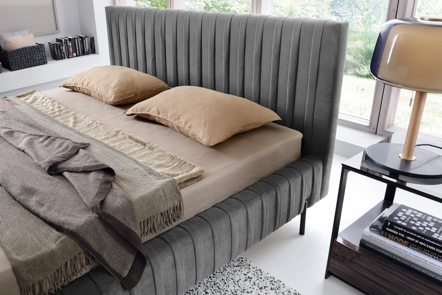 Zbliżenie na wysokie, pionowo pikowane wezgłowie łóżka Plissa 140×200 Velvetmat 04 szare, uwydatniające fakturę weluru.