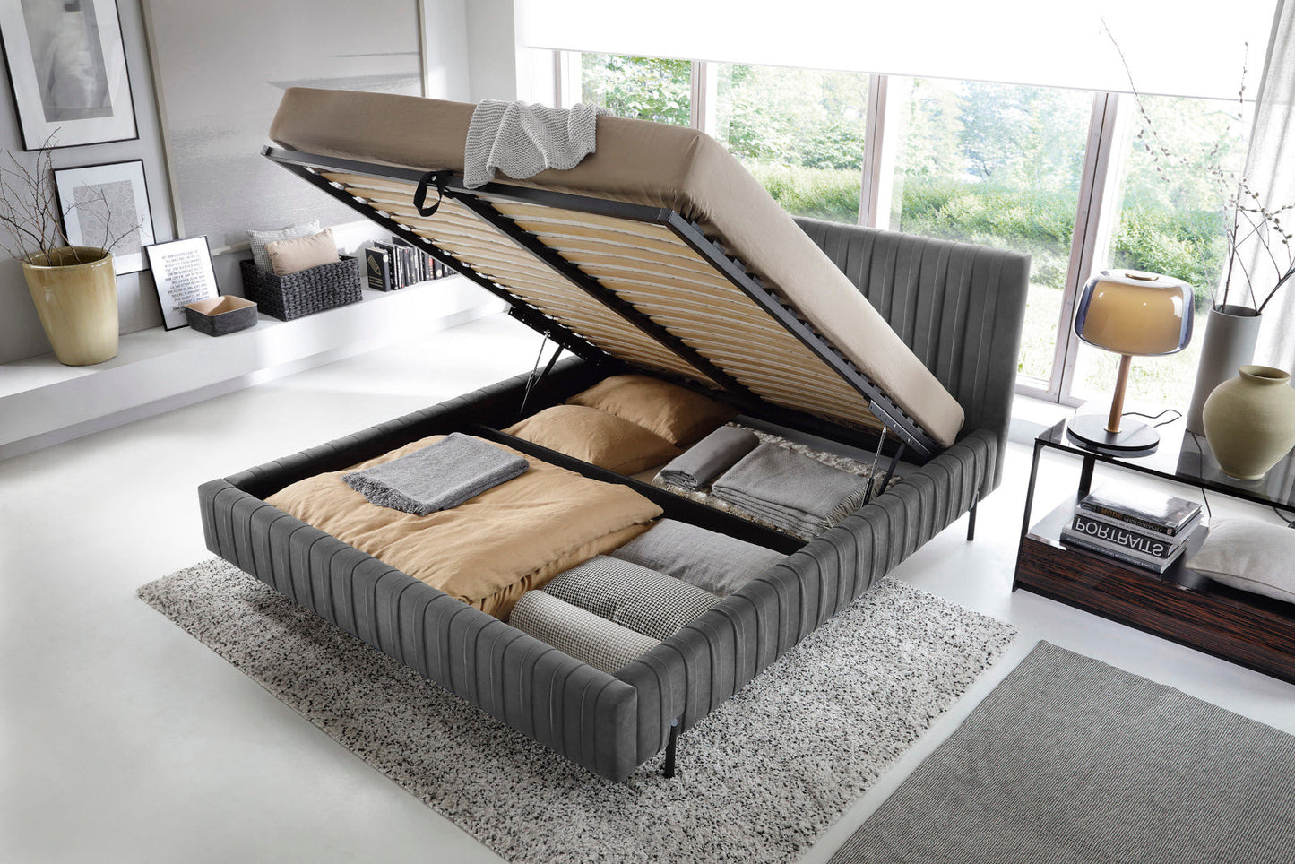 Mechanizm podnoszenia stelaża w łóżku Plissa 160×200 Velvetmat 04 odsłania przestronną, wyściełaną skrzynię na pościel w eleganckim wnętrzu.