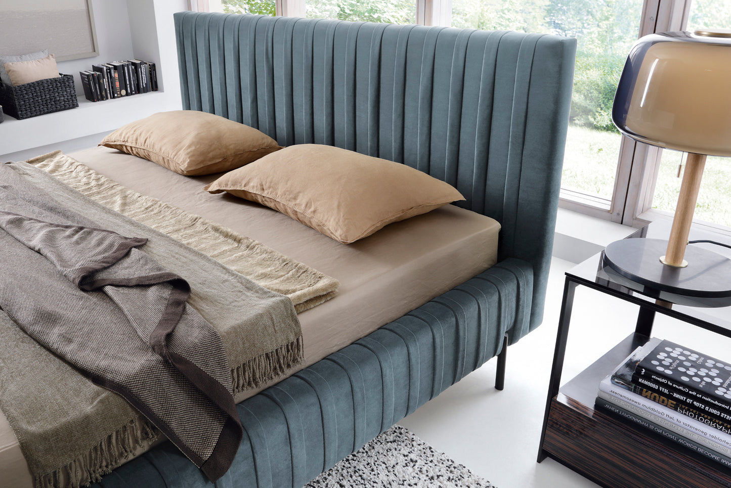 Zbliżenie na pionowe przeszycia i prosty zagłówek łóżka Plissa 180×200 w welwecie Velvetmat 100 jasnoniebieskim, uwidaczniające miękką fakturę materiału.