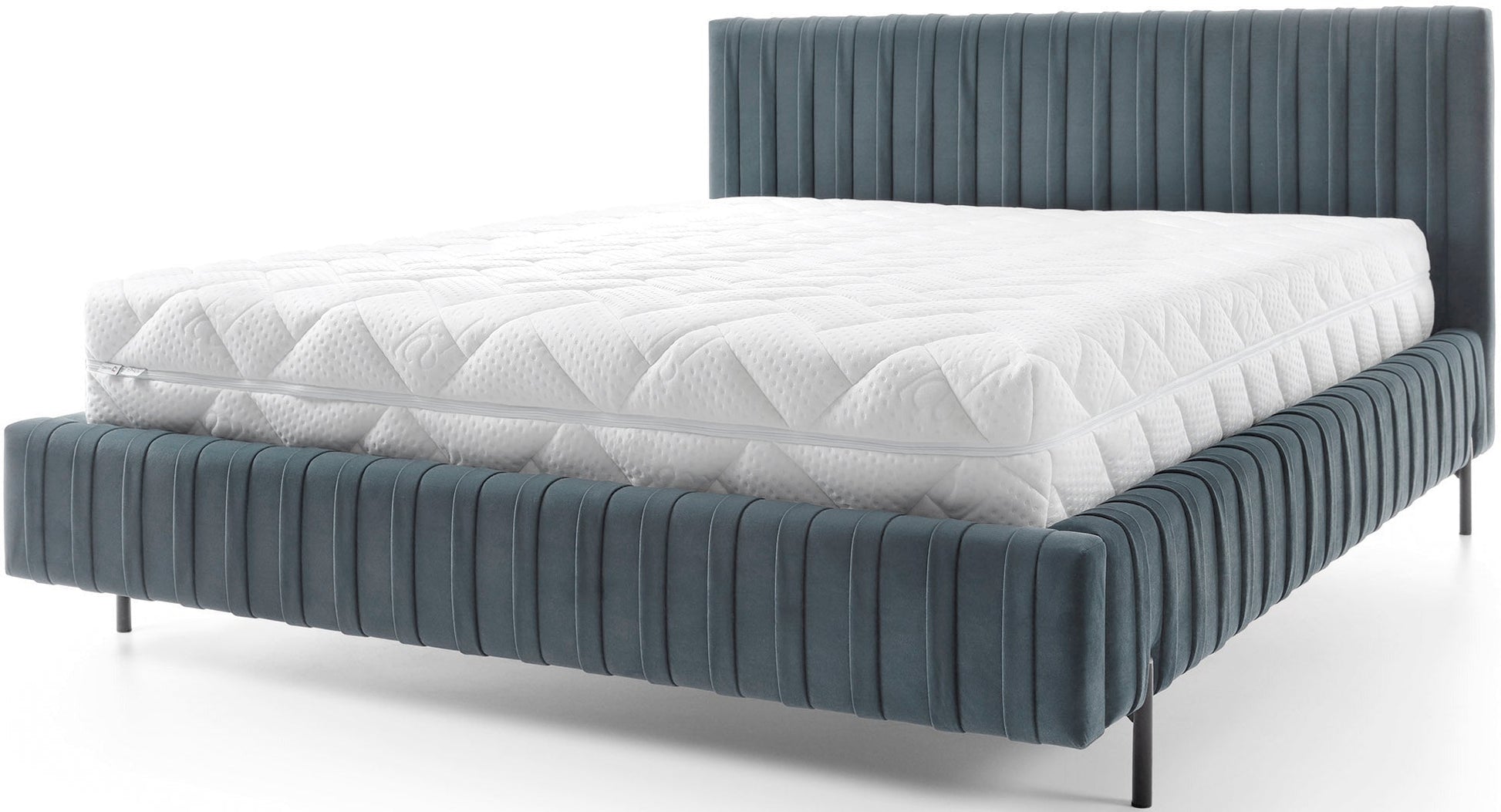 Łóżko Plissa 160×200 w welwetowym obiciu Velvetmat 100 w kolorze jasnoniebieskim, z profilowanym zagłówkiem i białym materacem, na cienkich czarnych nogach, widok z przodu na białym tle.