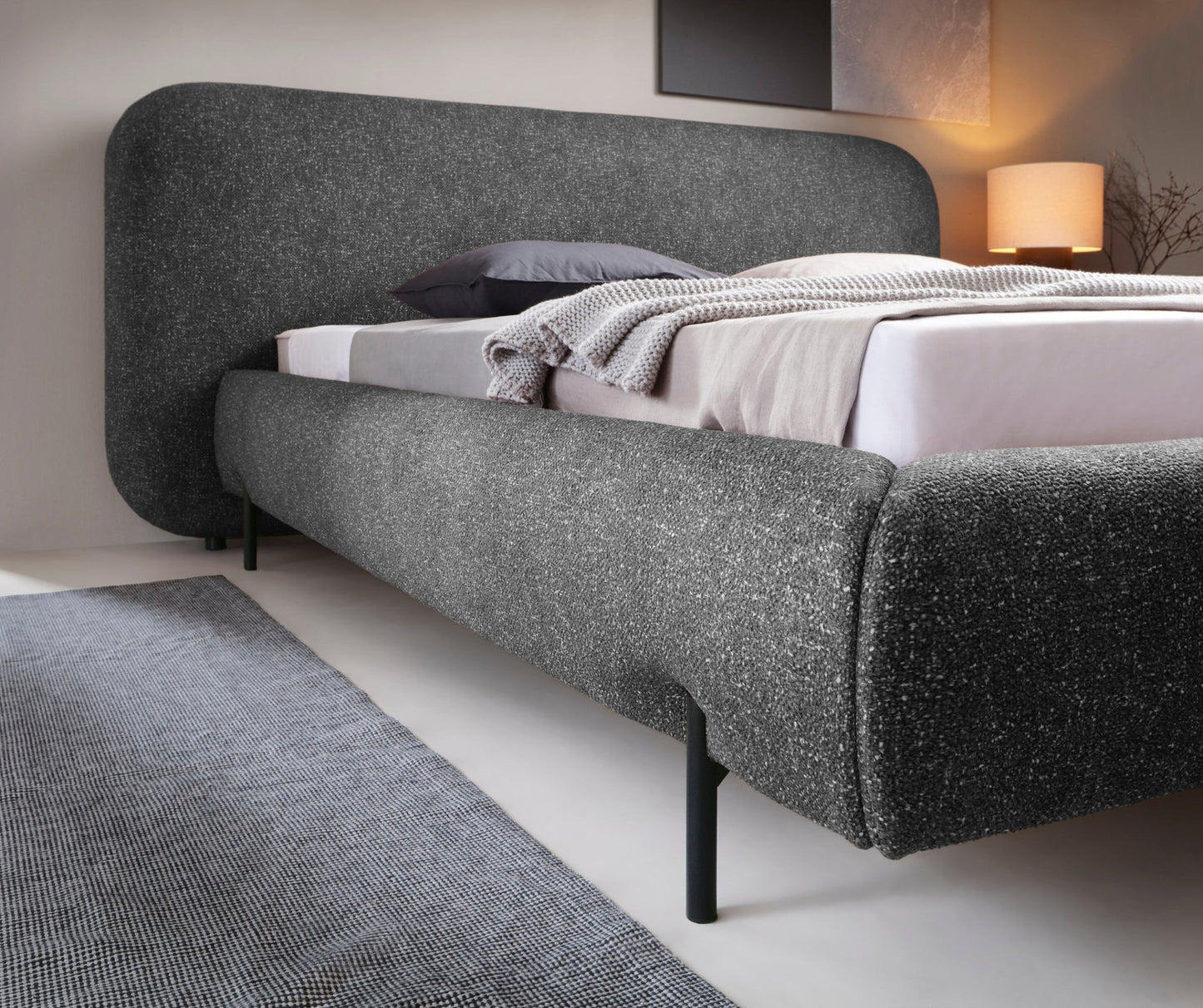 Zdjęcie przedstawia miękko tapicerowany korpus łóżka Pointt w tkaninie Breona 04 – eleganckie zaokrąglenia i stabilna forma.