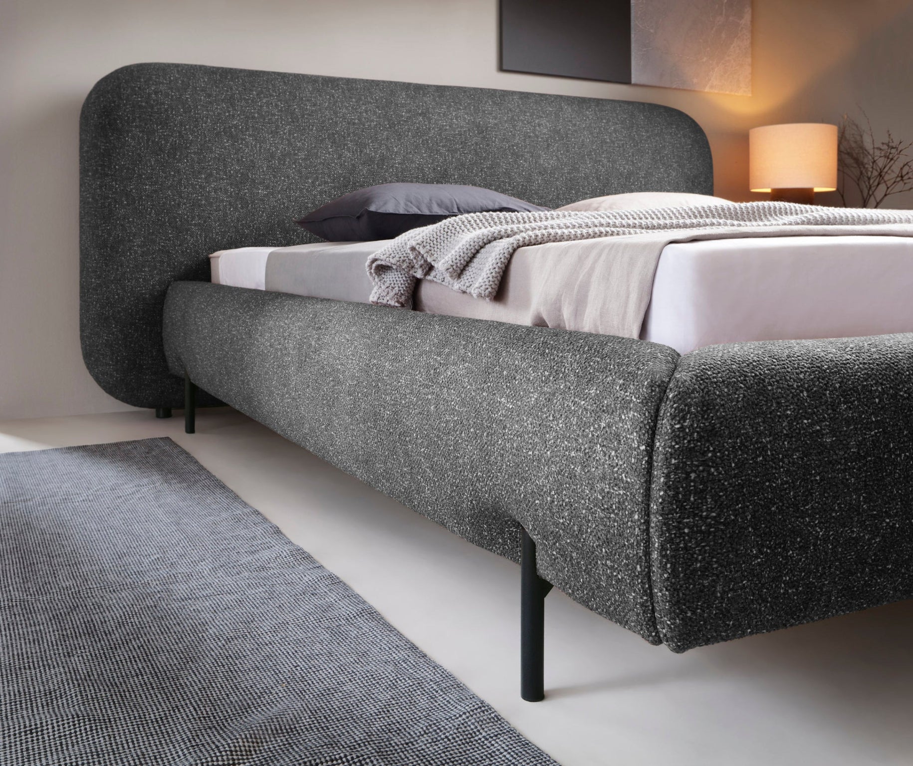 Zdjęcie przedstawia miękko tapicerowany korpus łóżka Pointt w tkaninie Breona 04 – eleganckie zaokrąglenia i stabilna forma.