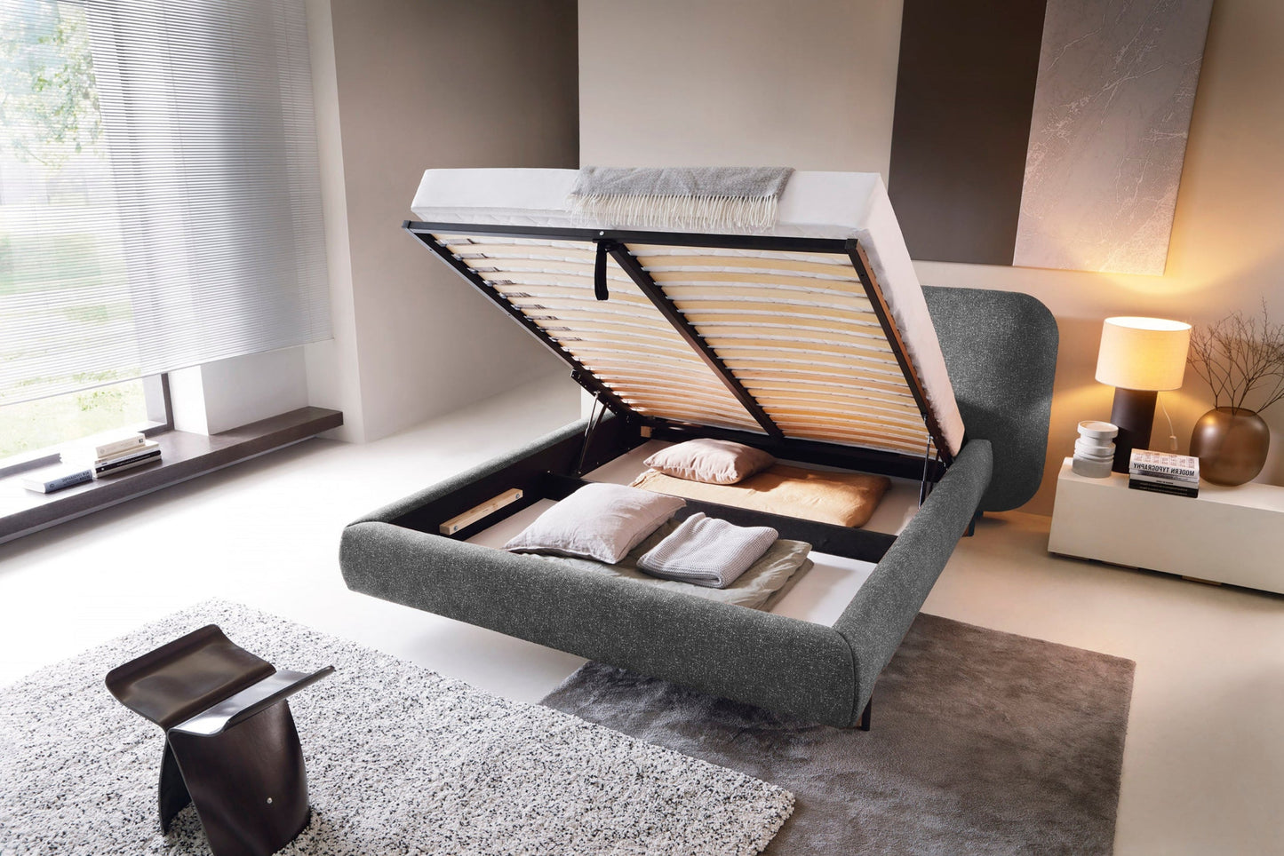 Zdjęcie przedstawia łóżko Pointt z praktycznym pojemnikiem na pościel – stylowe i funkcjonalne rozwiązanie do każdej sypialni.