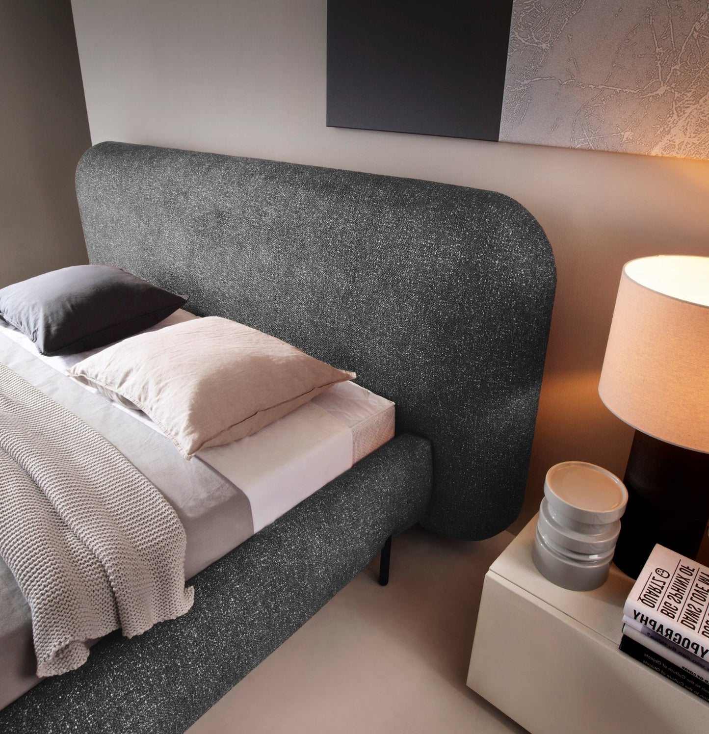 Zdjęcie prezentuje zaokrąglone zagłówie łóżka Pointt w tkaninie Breona 04 – stylowy detal o miękkim, tapicerowanym wykończeniu