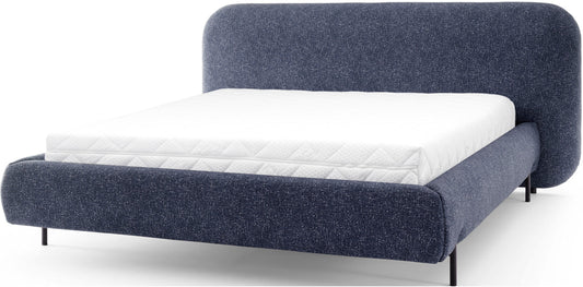 Łóżko Pointt w tkaninie Breona 40 w kolorze niebieskim – nowoczesny design i zaokrąglona forma idealna do sypialni.