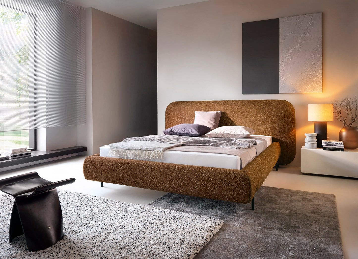 Stylowe łóżko Pointt w tkaninie Breona 45 żółty, tapicerowane z wysokim zagłówkiem, idealne do nowoczesnej sypialni z nutą elegancji.