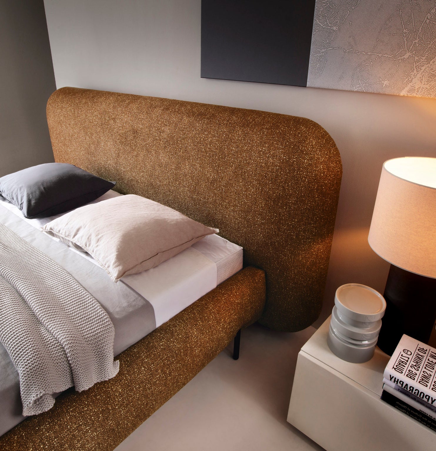 Zbliżenie na miękkie, zaokrąglone wezgłowie łóżka Pointt w tkaninie Breona 45 żółty – komfortowy akcent do nowoczesnej aranżacji sypialni.