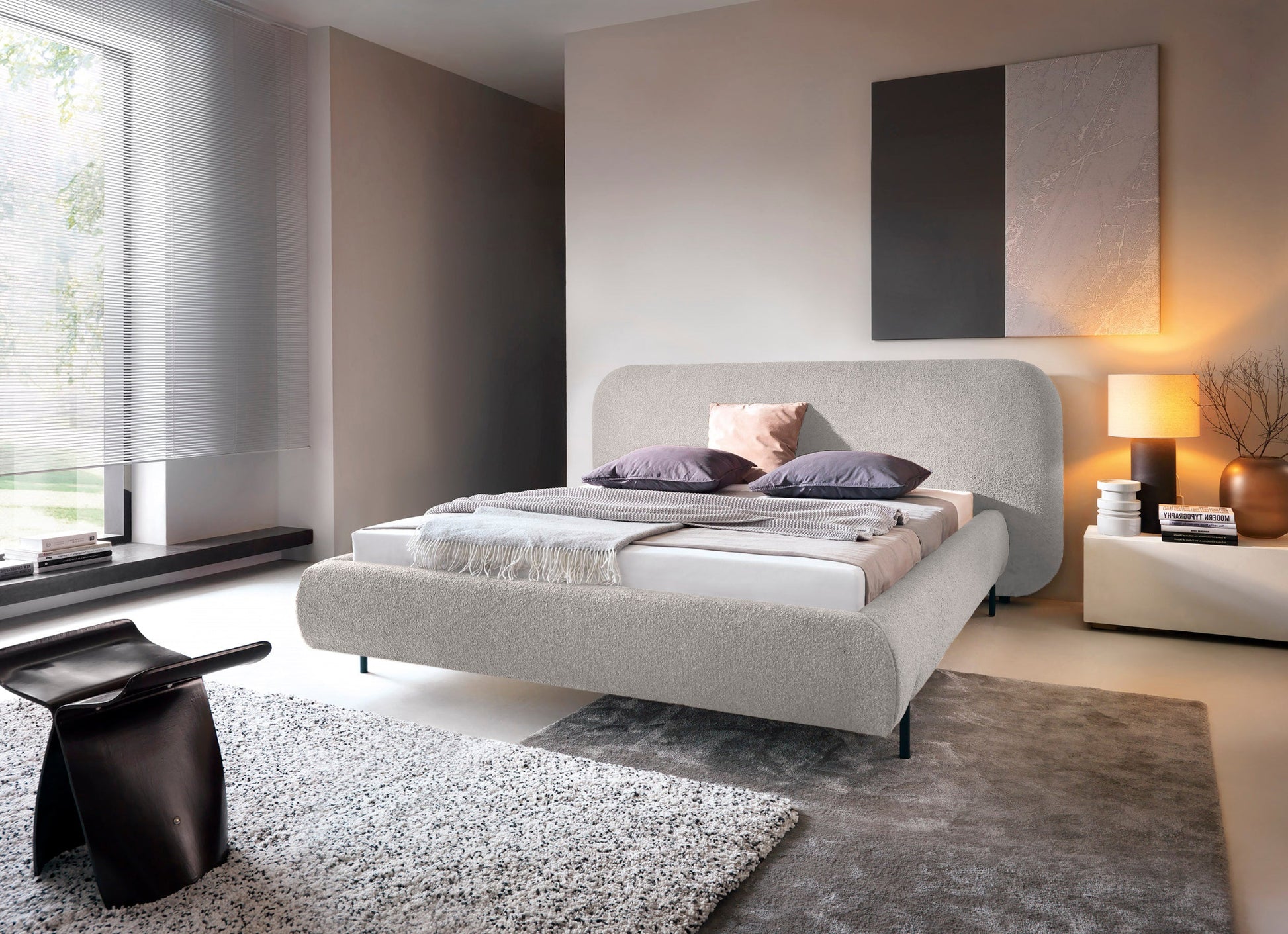 Stylowe łóżko Pointt w tkaninie Jaffray 03 szary w nowoczesnej sypialni – komfortowy zagłówek, miękkie obicie i minimalistyczna forma.