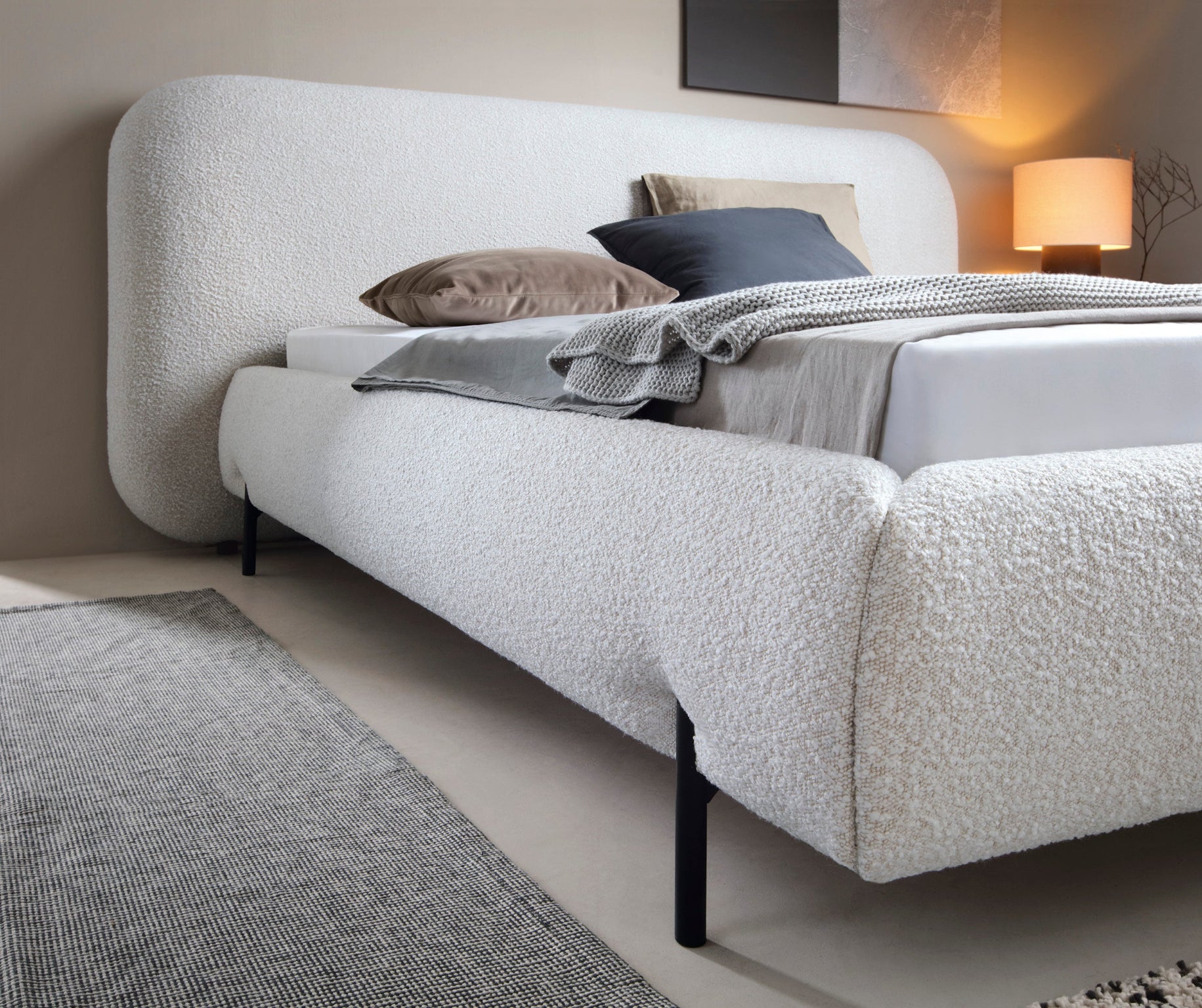 Nowoczesny korpus łóżka Pointt w tkaninie Jaffray 18 jasnobeżowy – zaokrąglona forma i miękka struktura w eleganckim wnętrzu sypialni