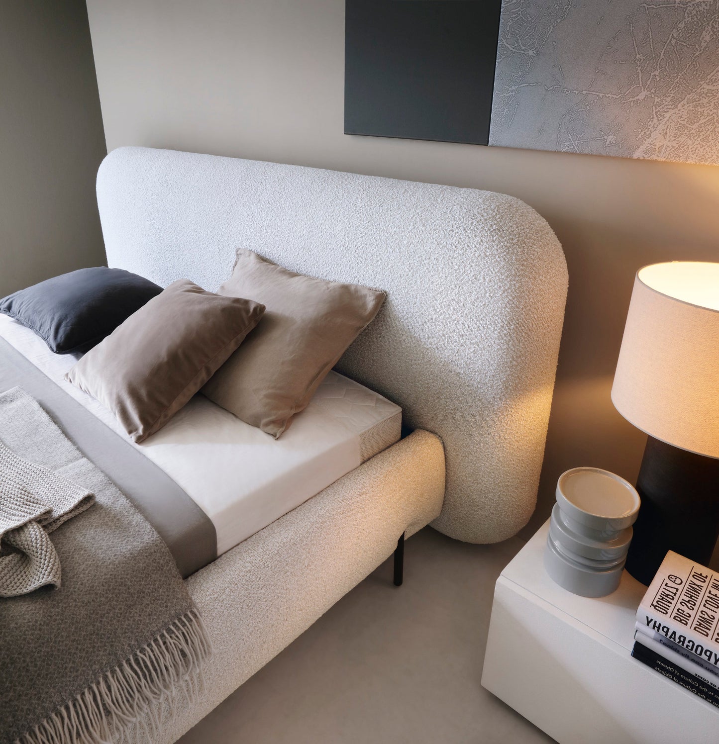 Miękki, tapicerowany zagłówek łóżka Pointt w tkaninie Jaffray 18 jasnobeżowy – detal w eleganckiej i nowoczesnej aranżacji sypialni