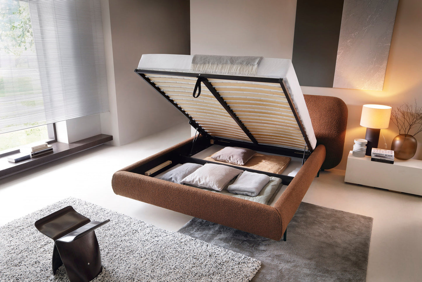 Łóżko Pointt Jaffray 30 ceglane z podnoszonym stelażem i pojemnikiem na pościel, tapicerowane tkaniną boucle – funkcjonalna sypialnia
