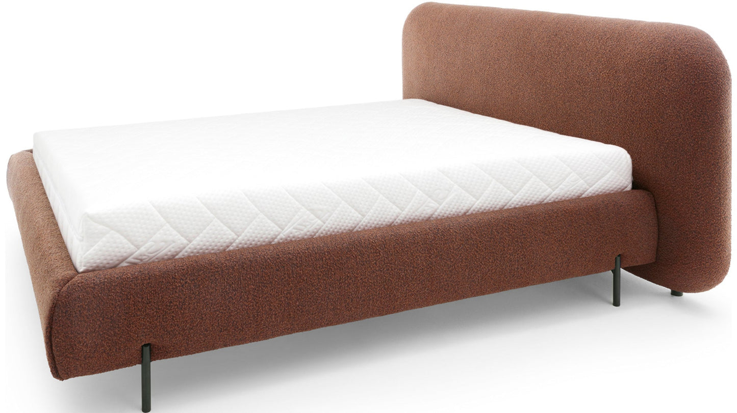 Łóżko tapicerowane Pointt Jaffray 30 w kolorze ceglastym, tkanina boucle, z widoczną ramą i wysokimi czarnymi nogami – nowoczesny design