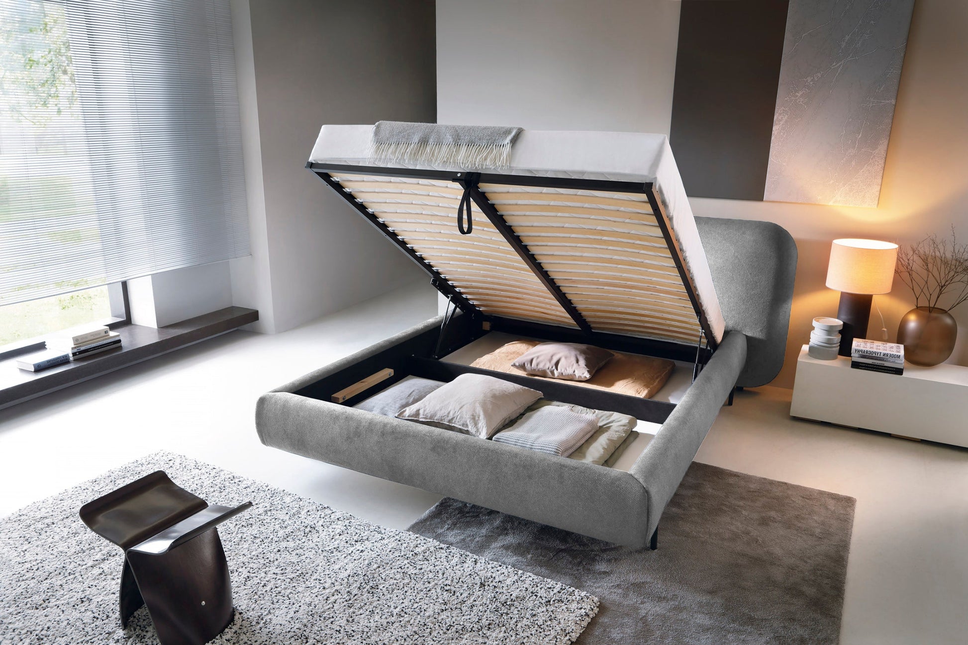 Szare łóżko Pointt Paolli 04 z pojemnikiem na pościel – praktyczne i stylowe rozwiązanie do nowoczesnej sypialni.