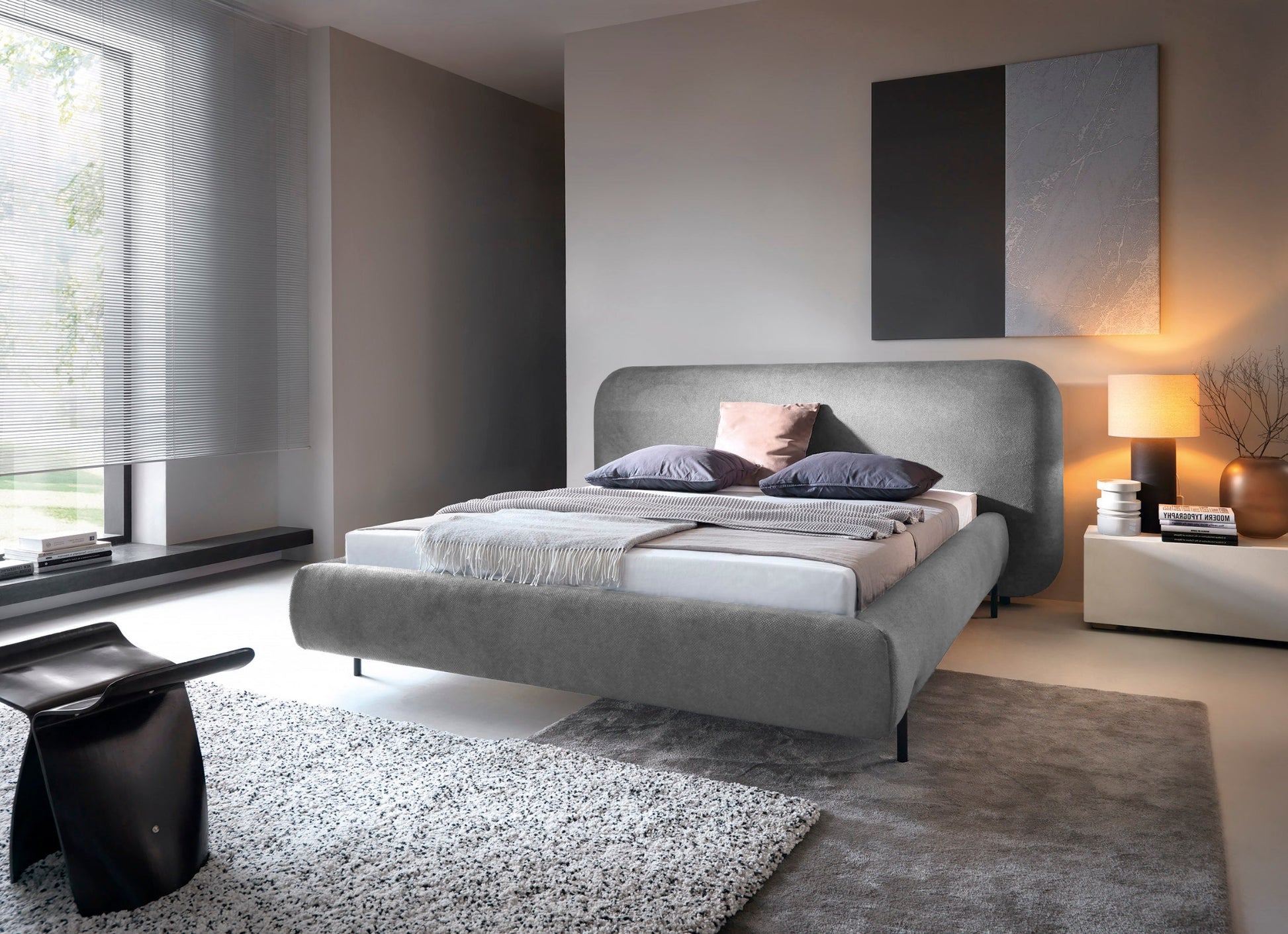 Nowoczesne łóżko Pointt Paolli 04 szary w aranżacji sypialni – tapicerowane łóżko z zagłówkiem i metalowymi nogami.
