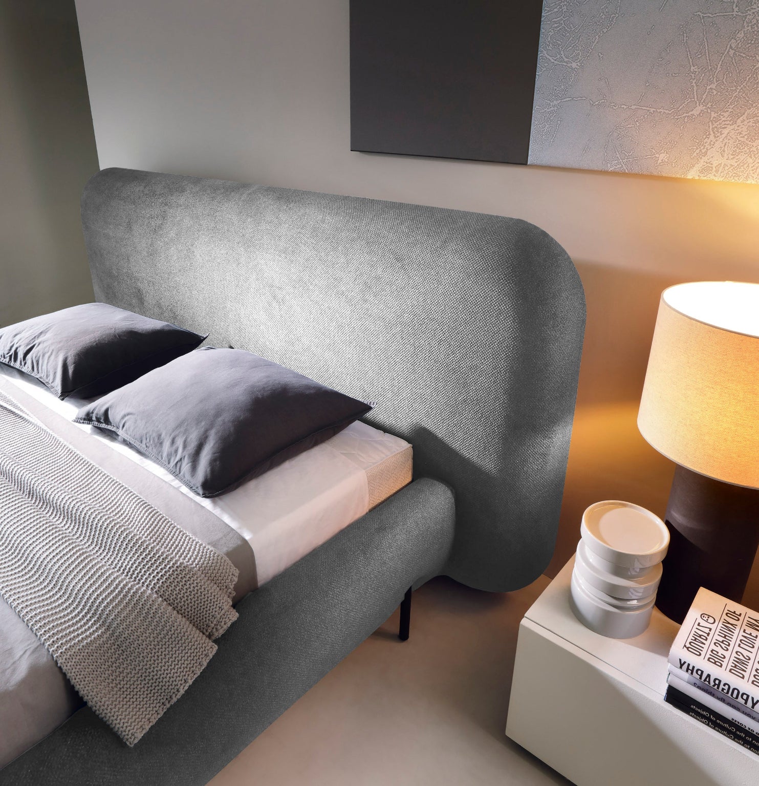 Tapicerowany zagłówek łóżka Pointt Paolli 04 w odcieniu szarego – komfort i elegancja w nowoczesnej sypialni.