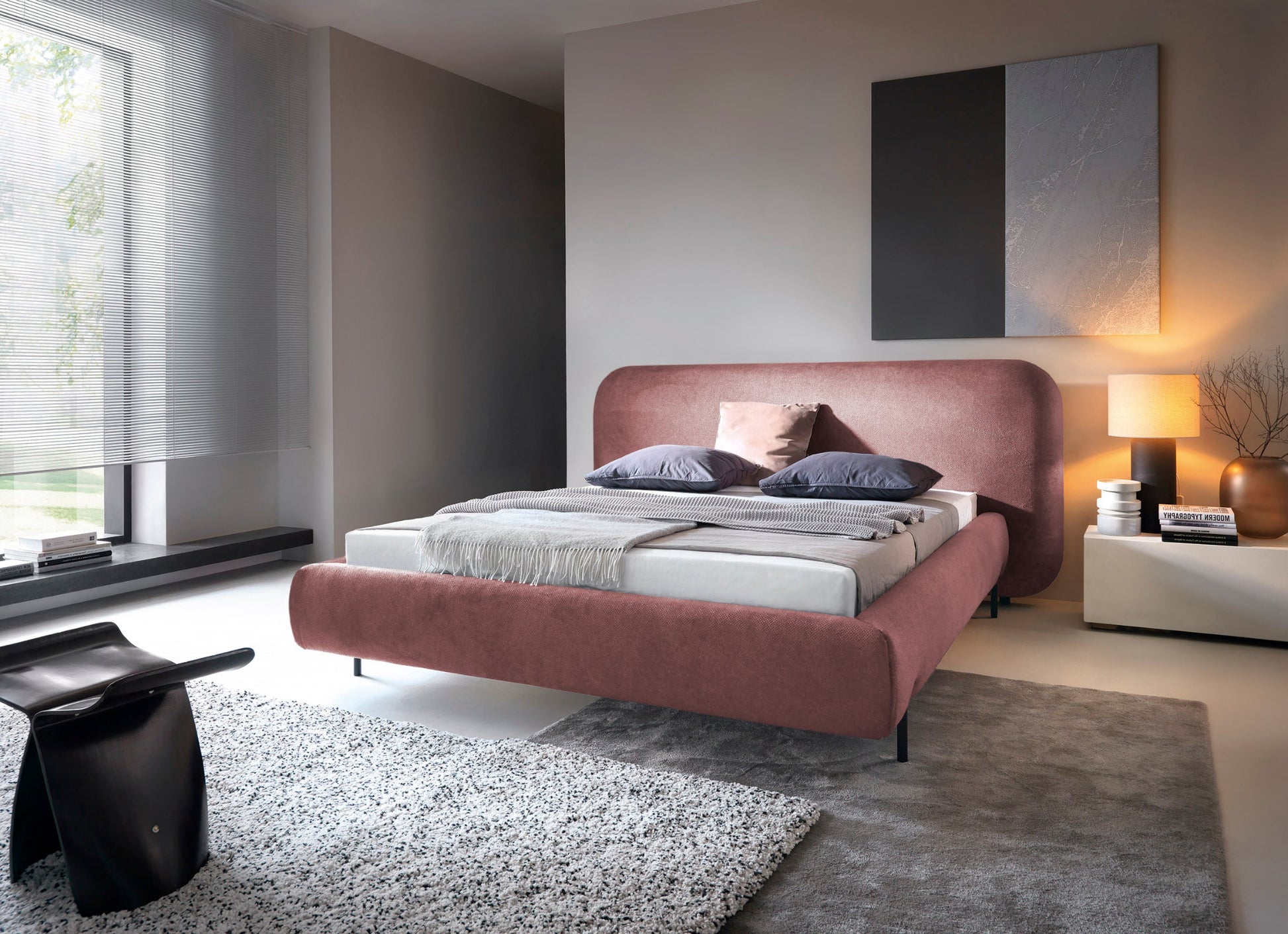 Łóżko Pointt Paolli 24 różowe w aranżacji sypialni – designerskie łóżko tapicerowane z zaokrąglonym zagłówkiem i minimalistycznym wystrojem.