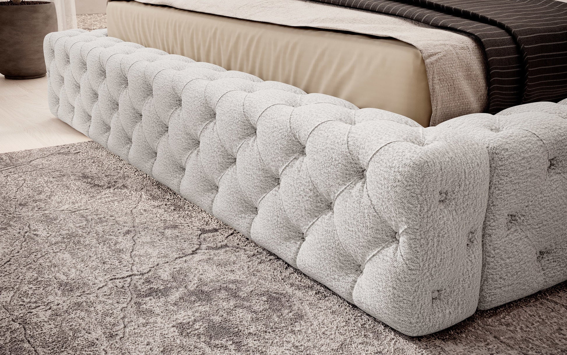 Dolna część łóżka Princce 160x200 Royal 01 biały z pikowanym obiciem i beżową narzutą.