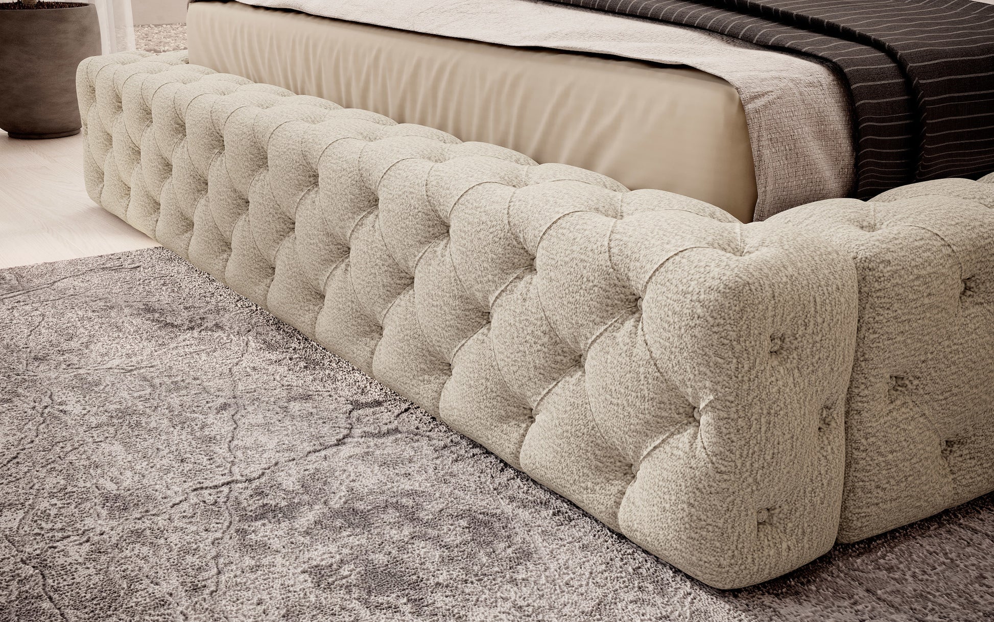 Dolna część łóżka Princce 140x200 Royal 18 kremowy z pikowanym obiciem i jasną pościelą.