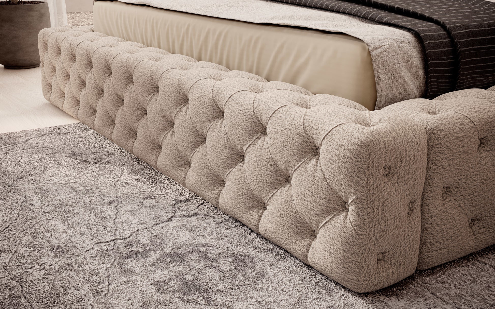 Dolna część łóżka Princce 140x200 Royal 20 ciemnokremowy z pikowanym obiciem i beżową narzutą.