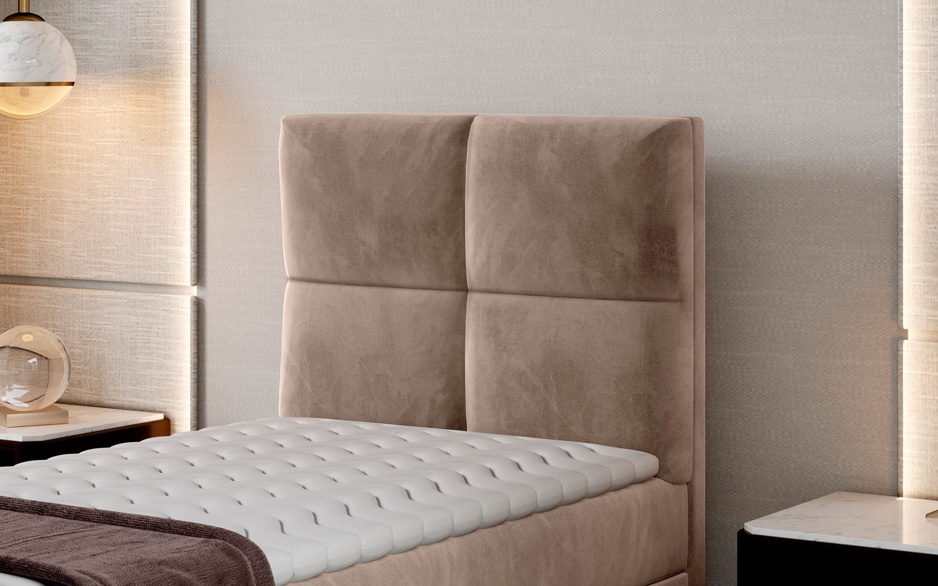 Zbliżenie na wezgłowie łóżka Rivia w kolorze Monolith 09 jasnobrązowy o wymiarach 90x200 cm, w nowoczesnej sypialni.