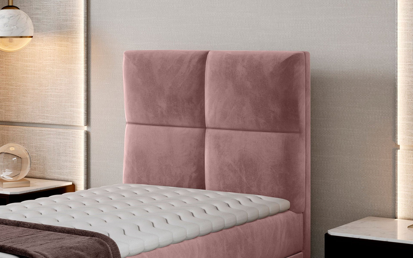 Zbliżenie na wezgłowie łóżka Rivia w kolorze Monolith 63 różowy o wymiarach 90x200 cm, w nowoczesnej sypialni.