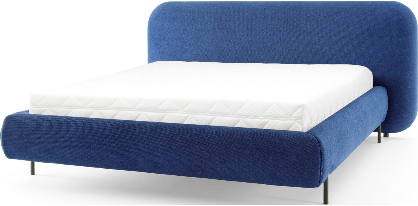 Niebieskie tapicerowane łóżko dwuosobowe Paoli 160×200 cm z białym materacem i zaokrąglonym zagłówkiem