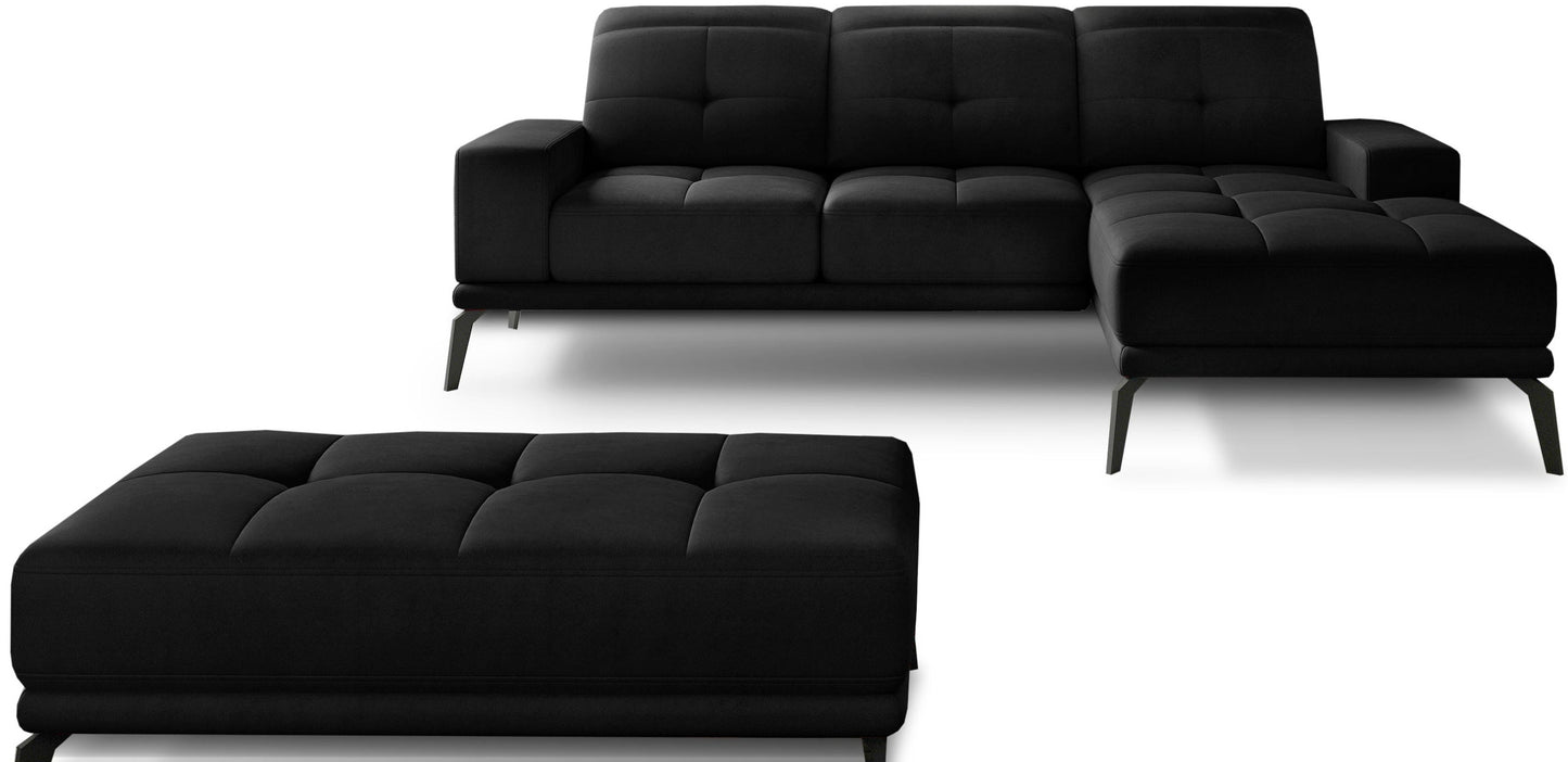 Komplet salonowy Torrense Matt Velvet 99 łączy przestronny narożnik z dopasowaną pufą w czarnej tapicerce. Głęboki kolor nadaje wnętrzu wyrazistości i ponadczasowego charakteru.