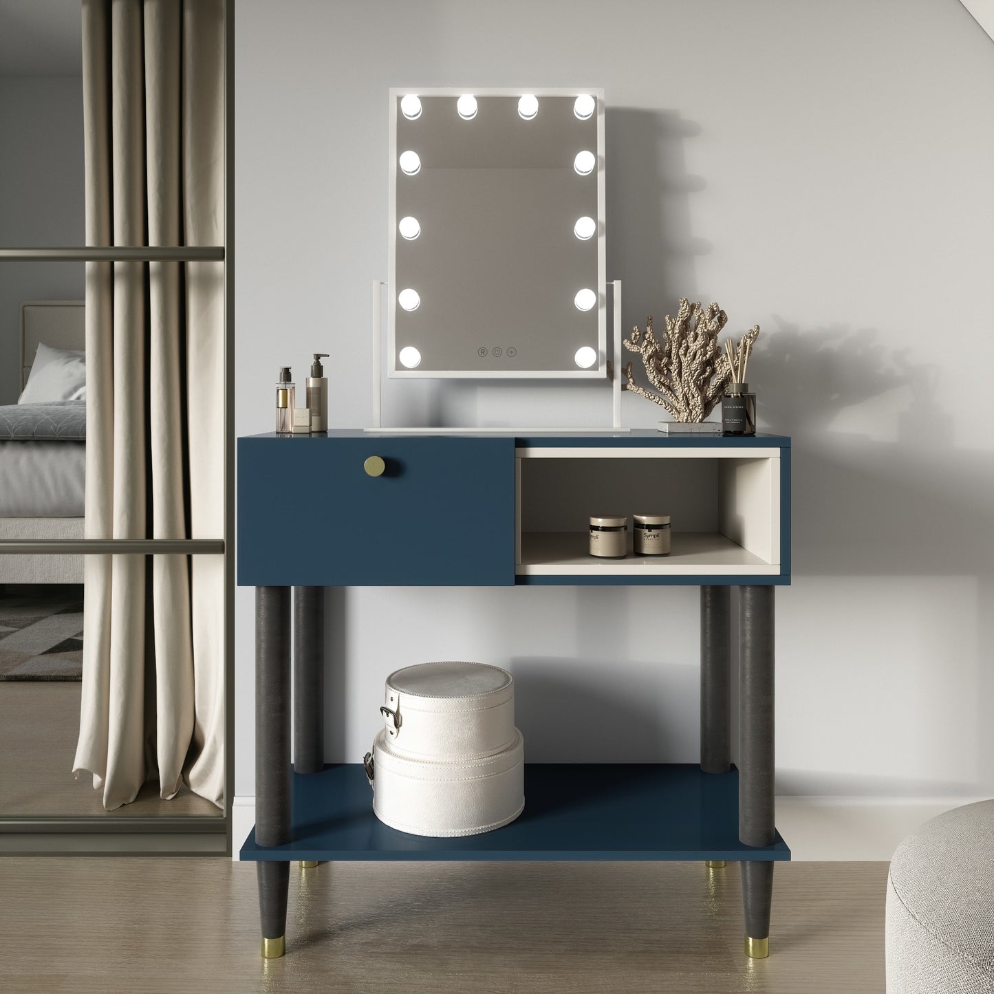 Lustro Flamnate 30×47 cm w białej ramie ustawione na granatowej szafce z kosmetykami i suchymi gałązkami w dekoracyjnej aranżacji.