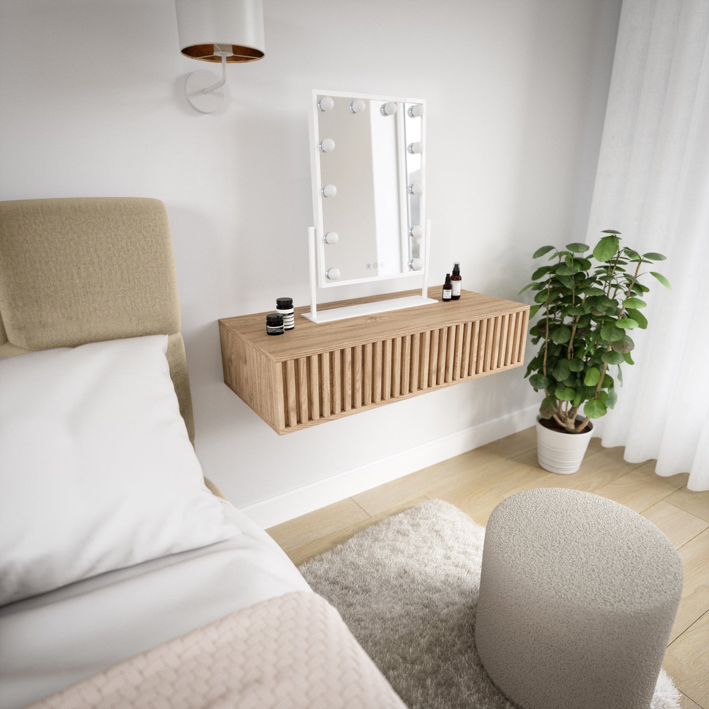 Lustro Flamnate 30×47 cm w białej ramie zawieszone nad drewnianą półką nocną obok łóżka i zielonej rośliny doniczkowej.