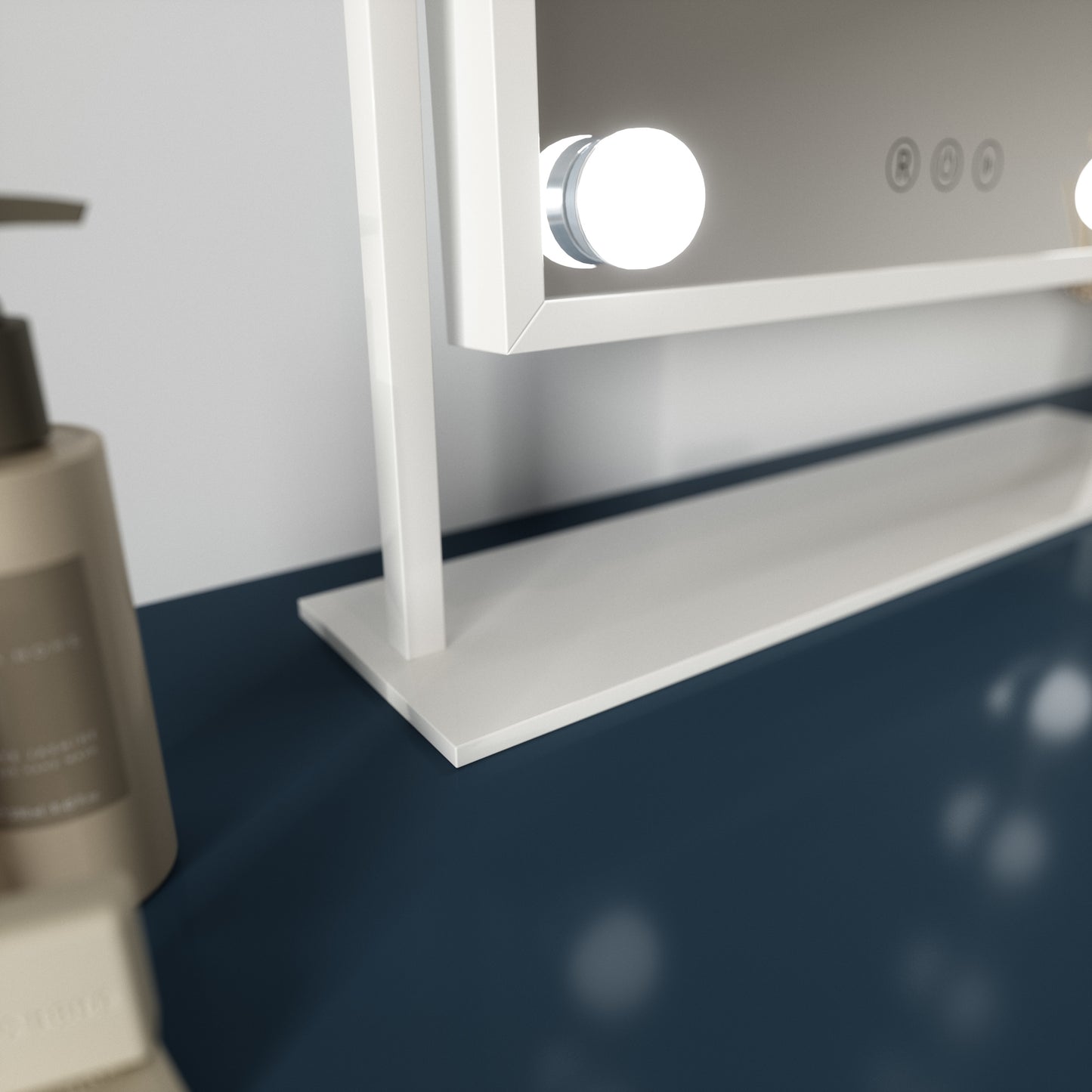 Widok boczny lustra Flamnate 30×47 cm z białą ramą i jedną z kulistych żarówek, na nieostrym tle pomieszczenia.