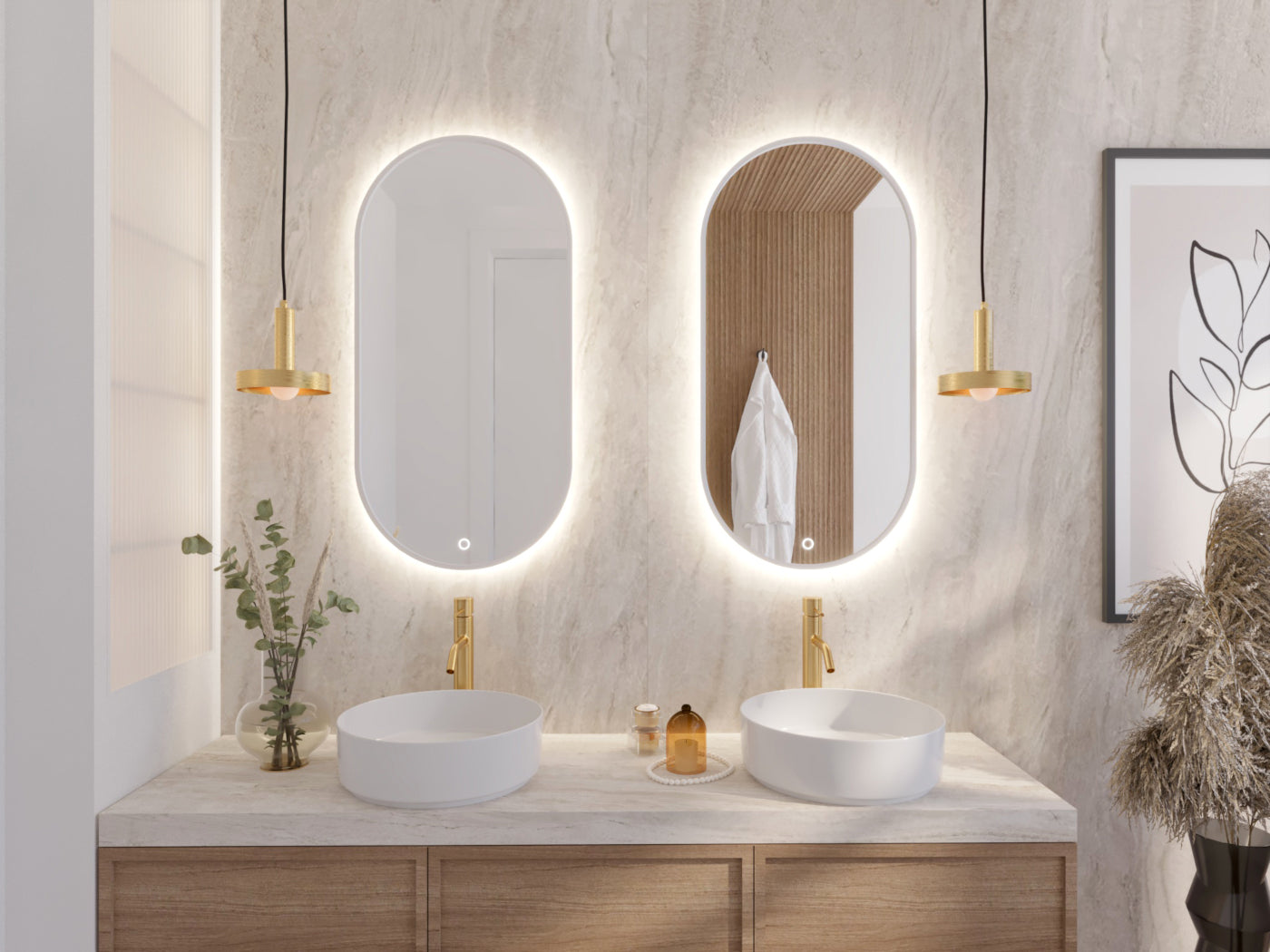 Dwie podświetlane białe, owalne tafle lustra Arducati A 50×100 cm nad podwójną umywalką i złotymi armaturami w nowoczesnej łazience.