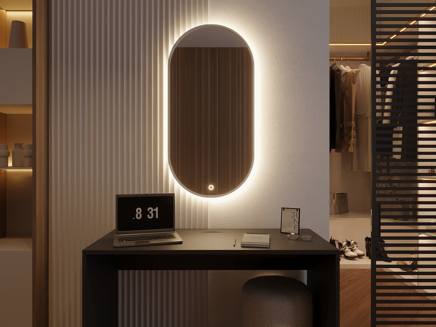 Białe owalne lustro Arducati A 50×100 cm z włączonym podświetleniem zawieszone nad czarnym biurkiem z laptopem i lampką w minimalistycznym wnętrzu.