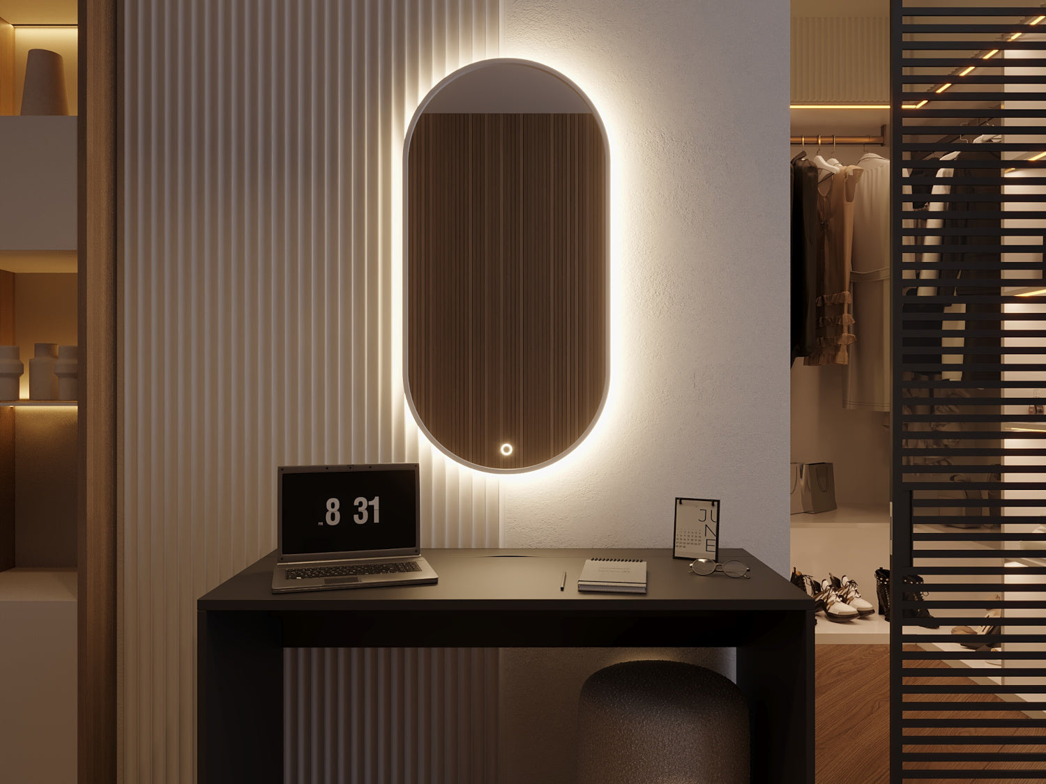 Białe owalne lustro Arducati A 50×100 cm z włączonym podświetleniem zawieszone nad czarnym biurkiem z laptopem i lampką w minimalistycznym wnętrzu.