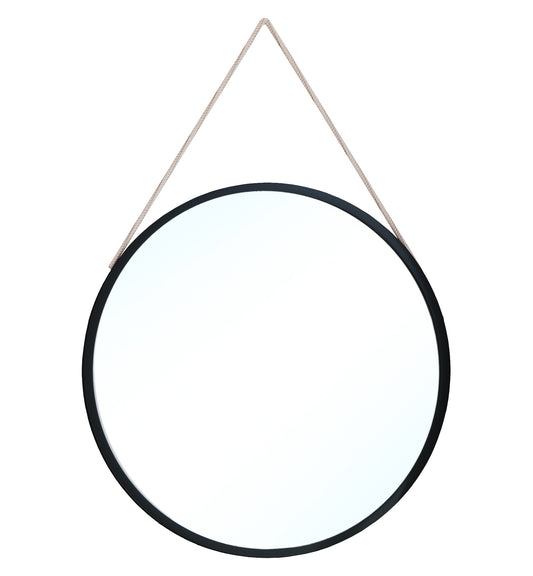 Okrągłe lustro Grace II o średnicy 80 cm w czarnej ramie, zawieszone na jasnym pasku, widok na białym tle.