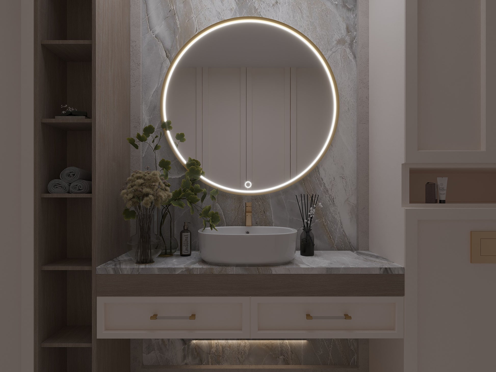 Okrągłe lustro Gerbinie LED w złotej oprawie na białym tle. Elegancki model z energooszczędnym podświetleniem i minimalistycznym wykończeniem doskonale pasuje do łazienki, garderoby, sypialni oraz nowoczesnego przedpokoju.