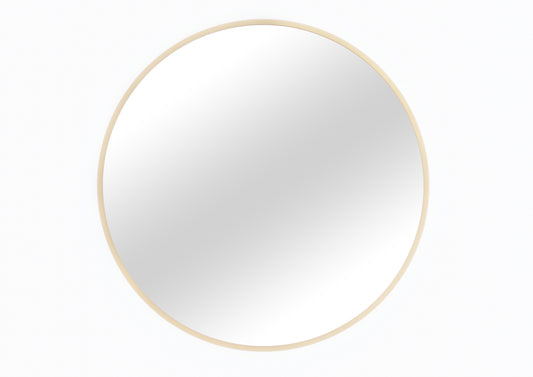 Lustro Gerbinie w złotej ramie bez podświetlenia LED stanowi centralny element nowoczesnej strefy umywalkowej. Minimalistyczny design doskonale komponuje się z białą ceramiką, czarną baterią oraz geometrycznymi kinkietami ściennymi.