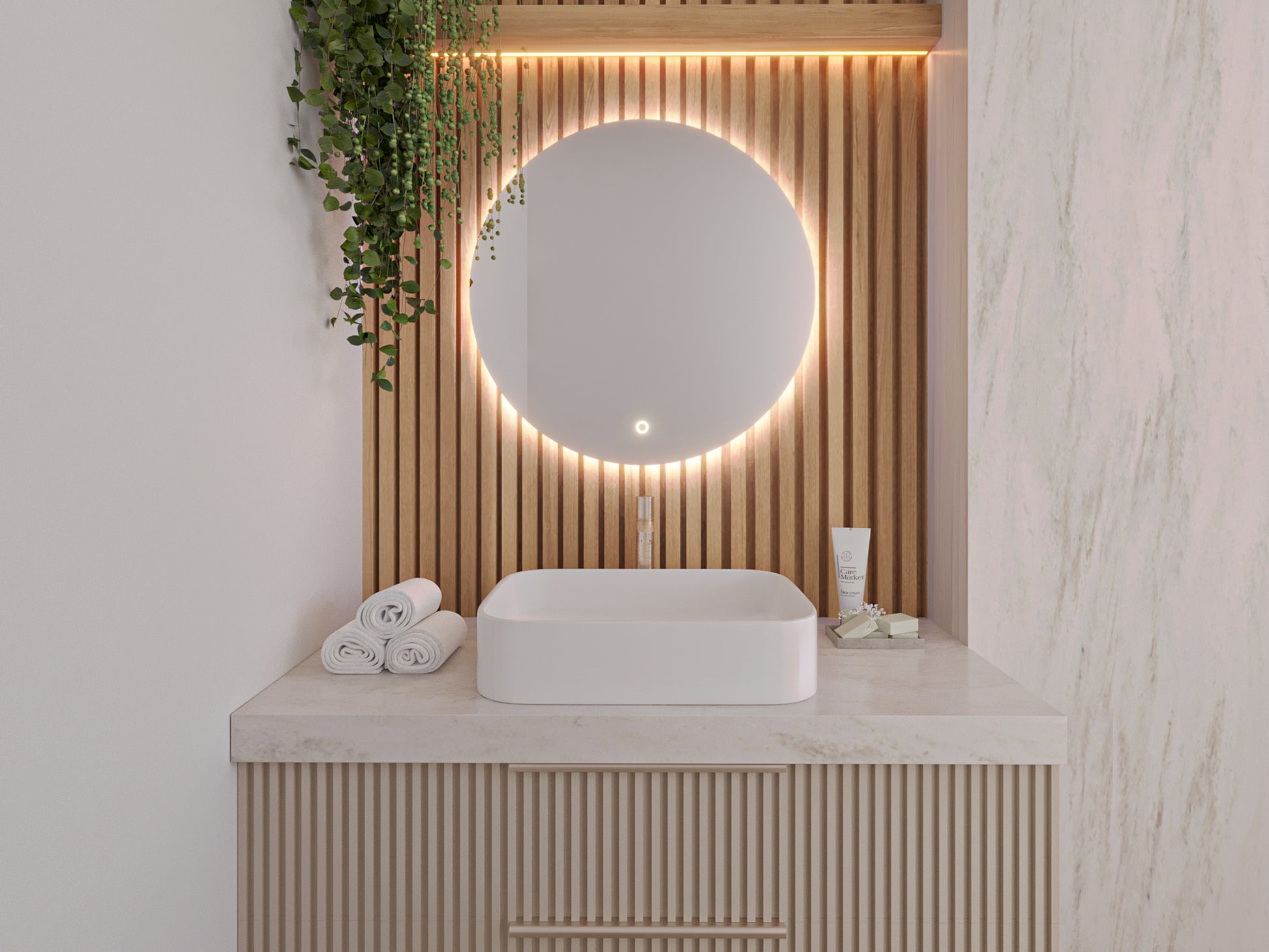 Lustro Orandiu A 60 cm LED w kolorze uniwersalnym zamontowane w łazience nad umywalką nablatową z drewnianą zabudową i wiszącą rośliną.