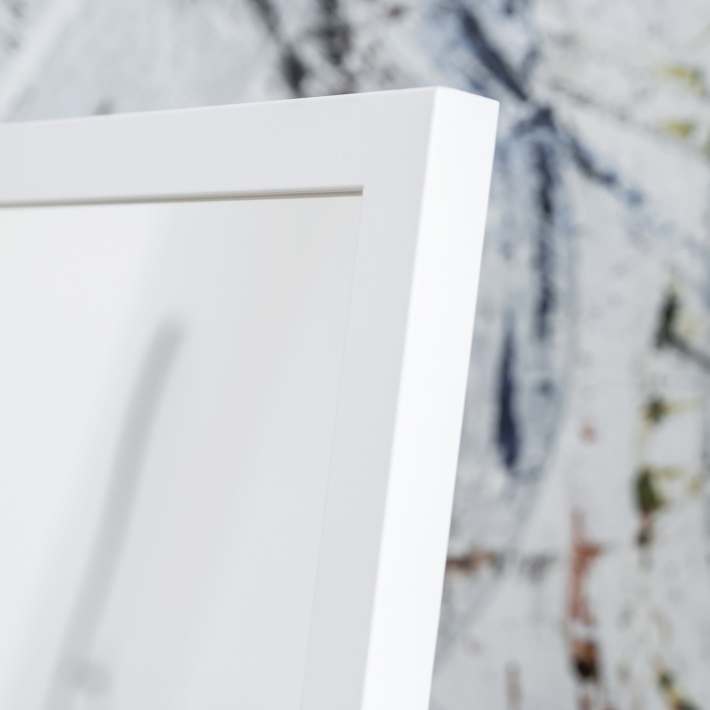 Zbliżenie na górny róg białej ramy lustra Verona, ukazujące jej matowe wykończenie.