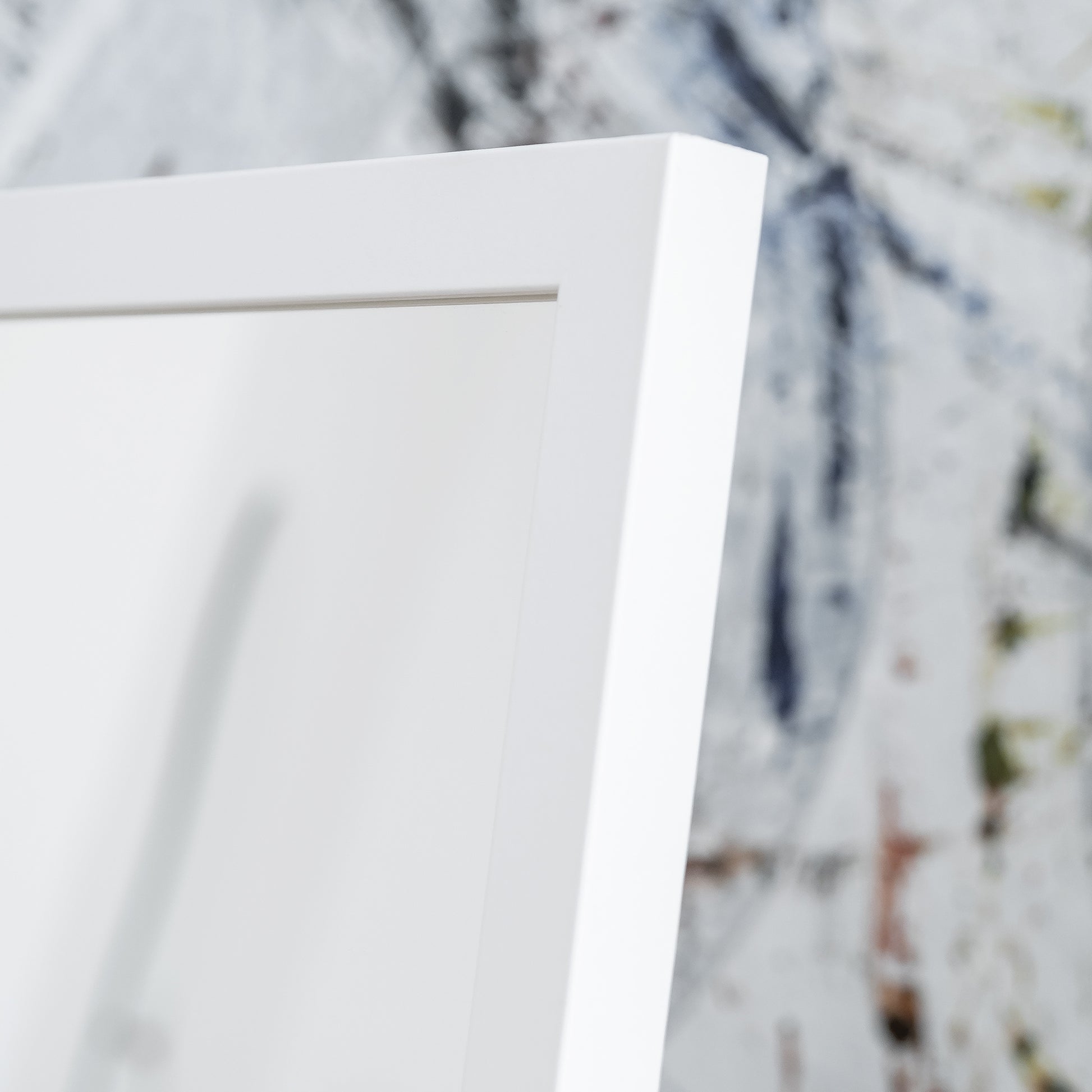 Zbliżenie na górny róg białej ramy lustra Verona, ukazujące jej matowe wykończenie.