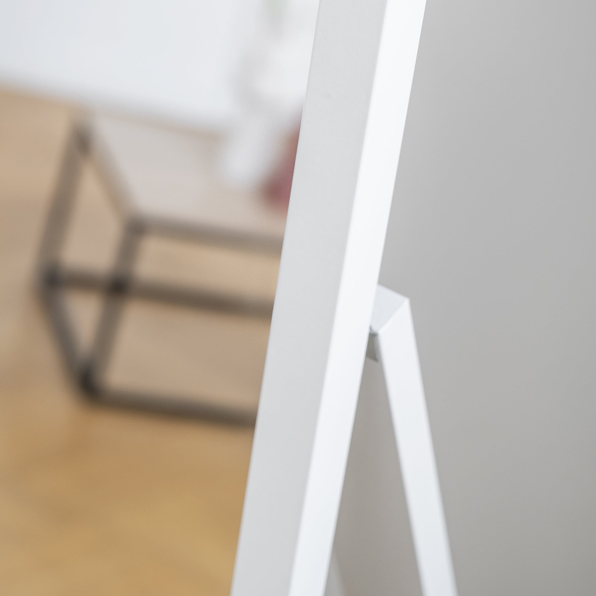 Fragment bocznej części ramy lustra Verona w kolorze białym z widocznym stojakiem wspierającym.