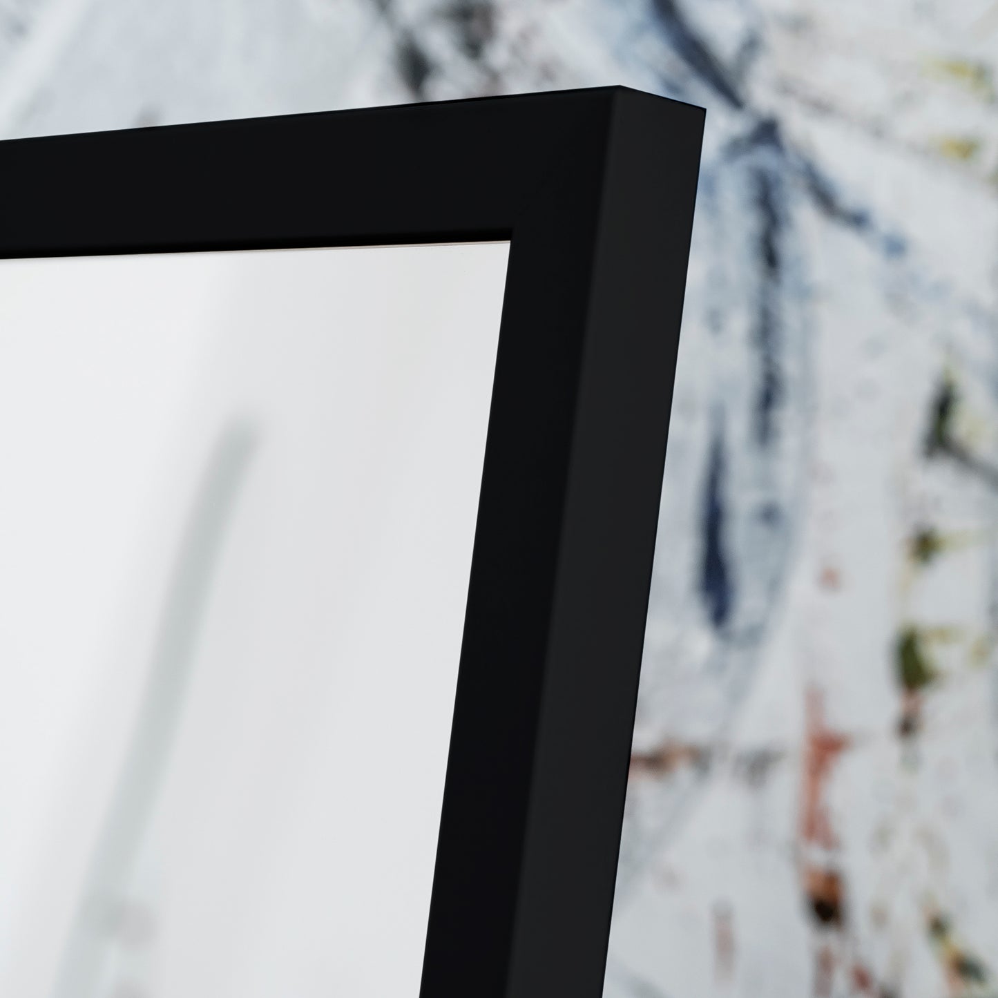 Zbliżenie na górny róg czarnej, matowej ramy lustra Verona.