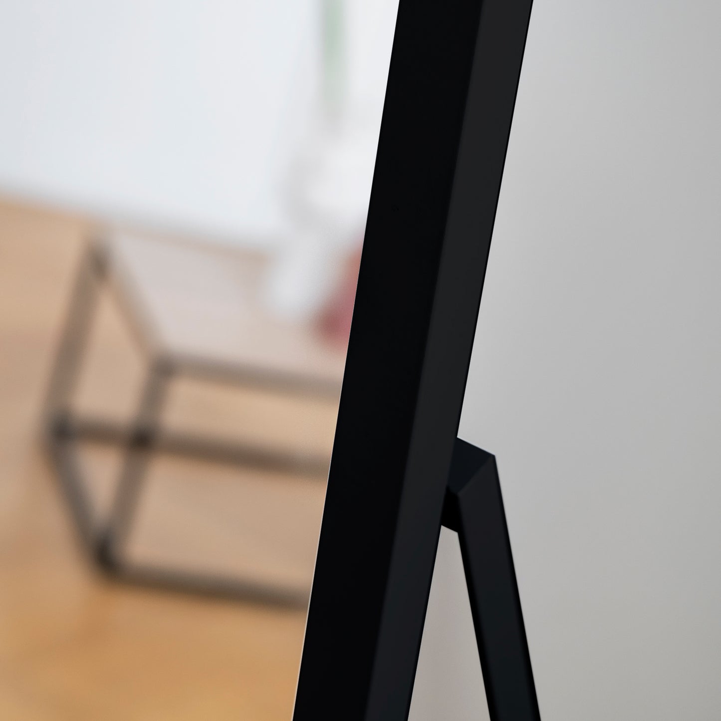 Fragment bocznej ramy lustra Verona z widocznym stojakiem wspierającym.