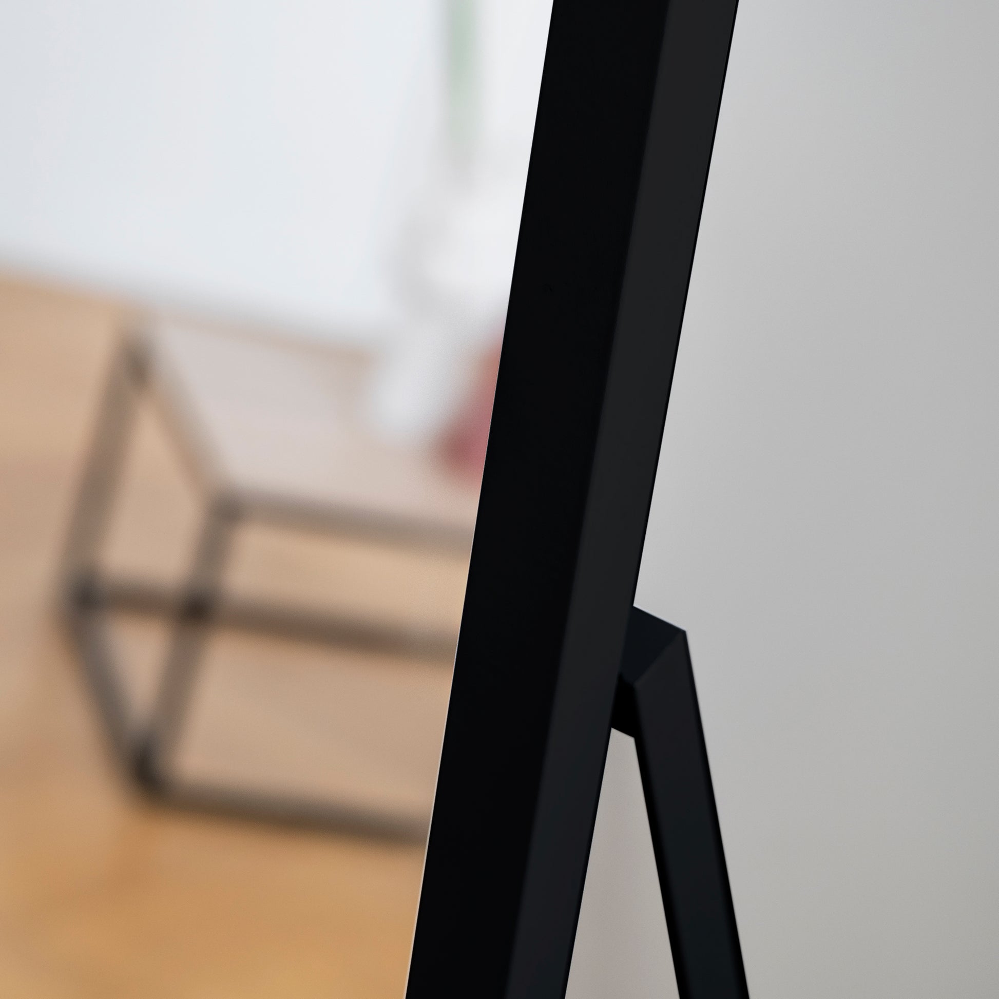 Fragment bocznej ramy lustra Verona z widocznym stojakiem wspierającym.